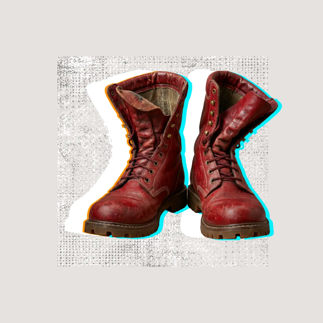 Ein Paar abgetragene Lederstiefel — die Stiefel des CMO, der dieselbe Liste von der anderen Seite sieht.